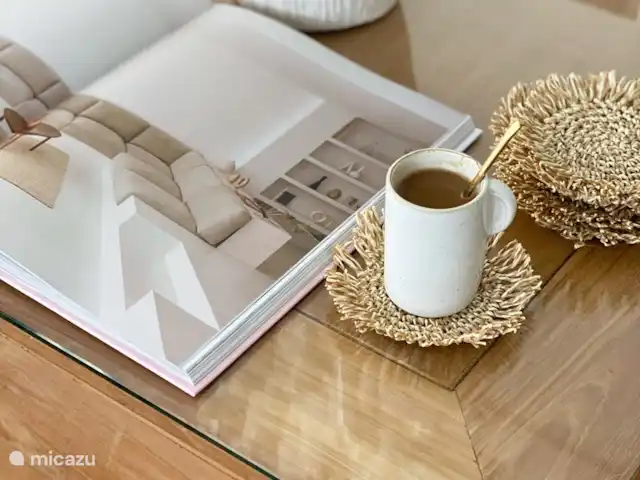Location de Vacances Espagne, Costa Blanca, Jávea, villa - Villa Strelitzia Dégustez une bonne tasse de café Nespresso et parcourez les livres intérieurs.