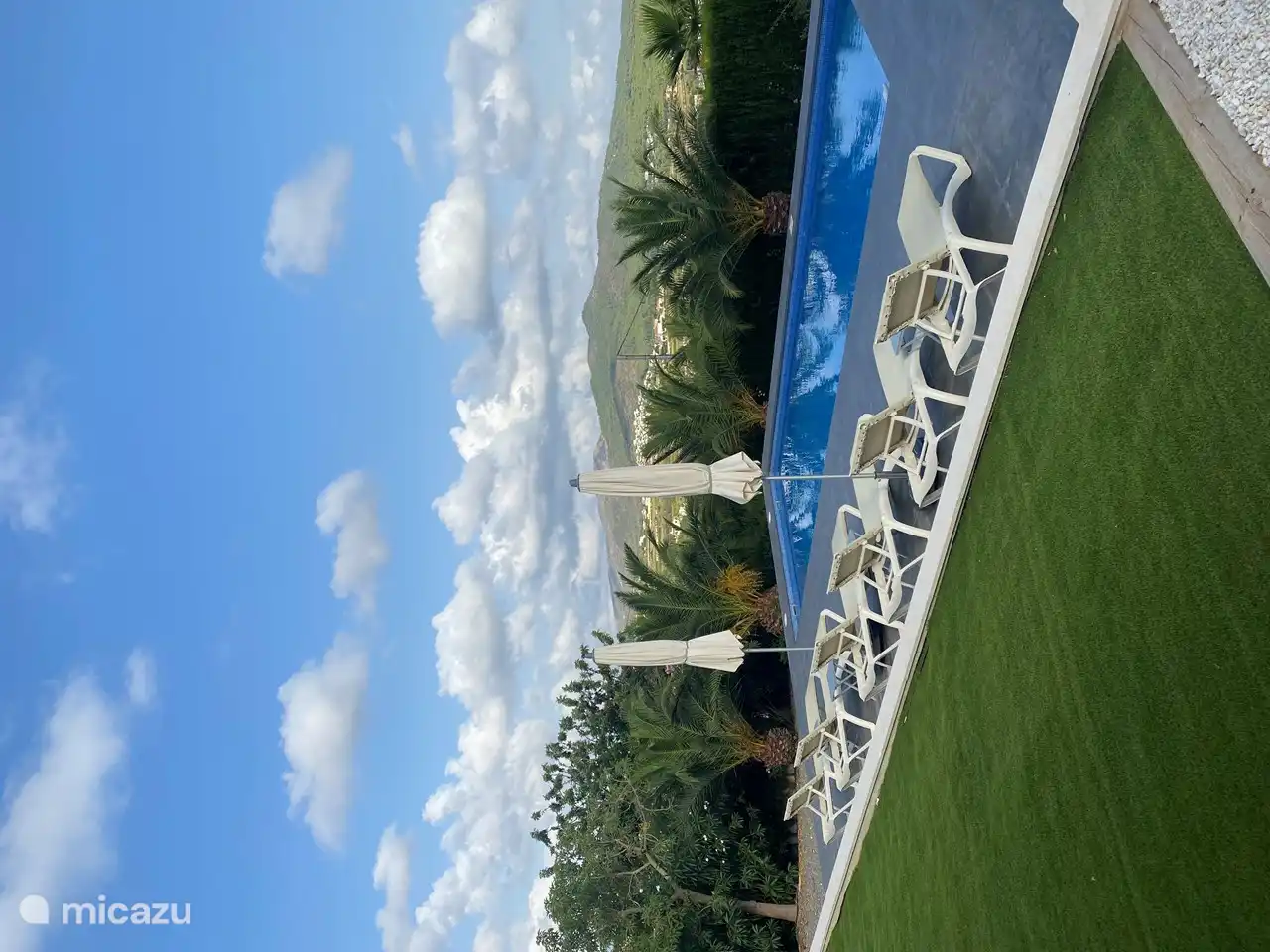 Piscine avec transats et parasols.