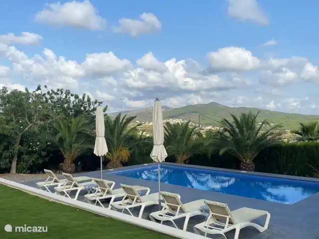 Location de Vacances Espagne, Costa Blanca, Jávea, villa - Villa Strelitzia Piscine avec transats et parasols.
