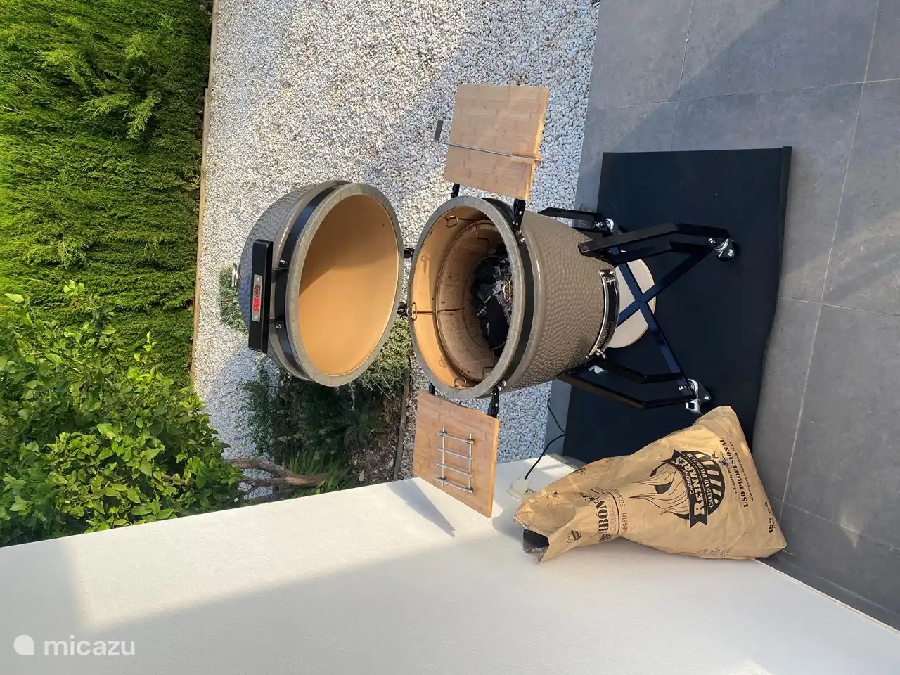 Il y a un barbecue (kamado) dans la maison.