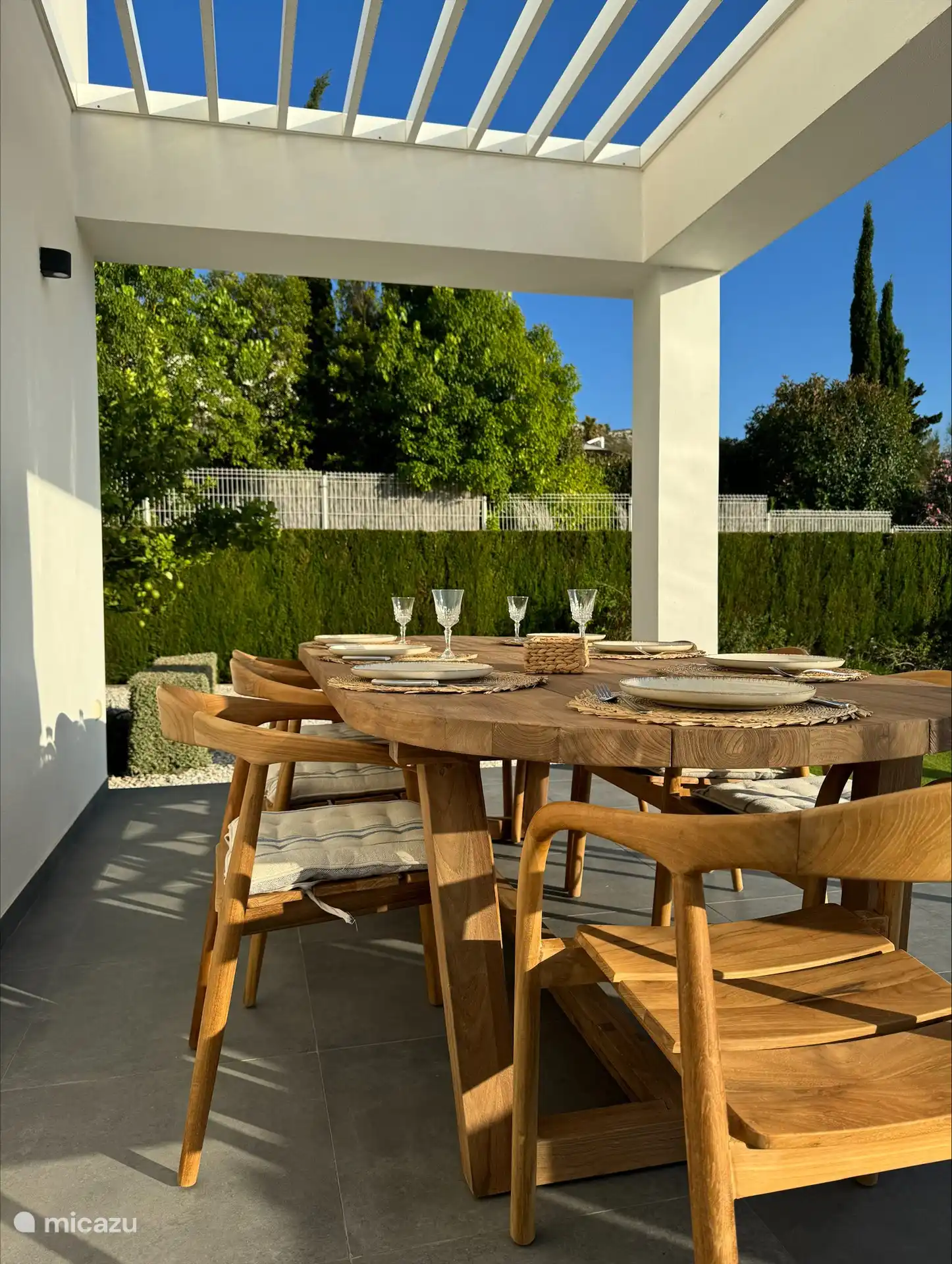 Terrasse à l’arrière avec vue sur la piscine. 