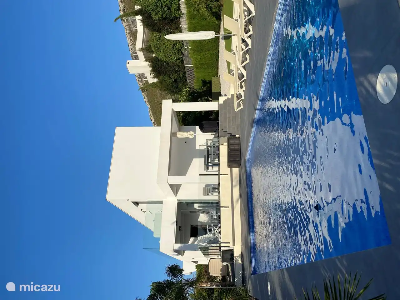 piscine et vue sur la terrasse.