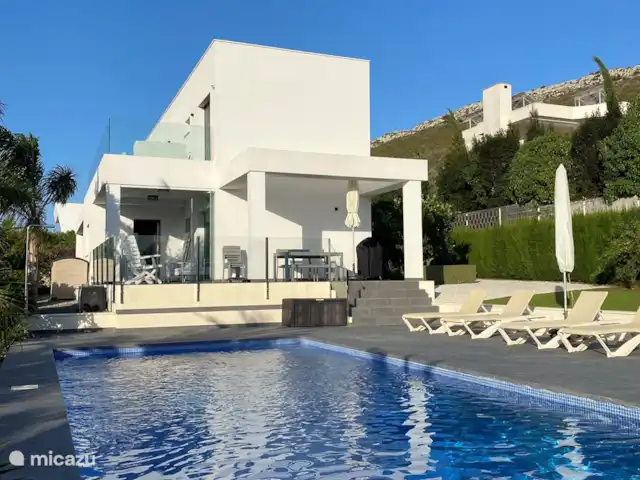 Location de Vacances Espagne, Costa Blanca, Jávea, villa - Villa Strelitzia piscine et vue sur la terrasse.