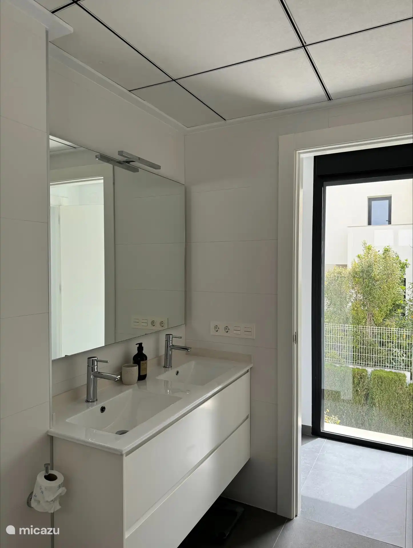 Salle de bain attenante avec double vasque à l’étage. 