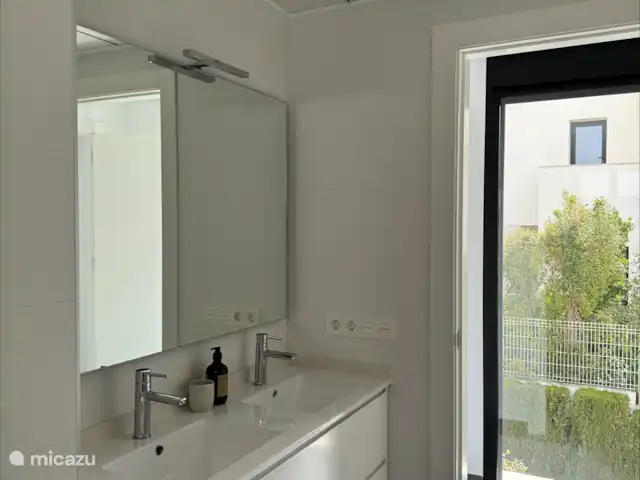 Location de Vacances Espagne, Costa Blanca, Jávea, villa - Villa Strelitzia Salle de bain attenante avec double vasque à l’étage.