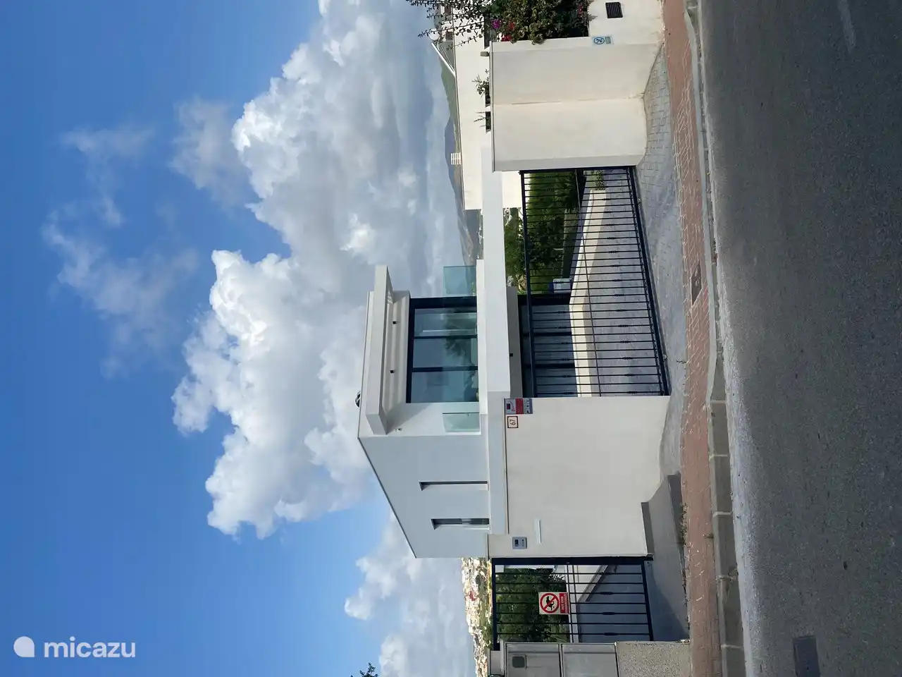 La maison est entièrement clôturée et fermée côté rue par un large portail automatique.