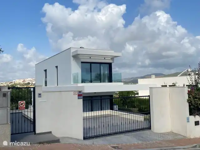 Location de Vacances Espagne, Costa Blanca, Jávea, villa - Villa Strelitzia La maison est entièrement clôturée et fermée côté rue par un large portail automatique.