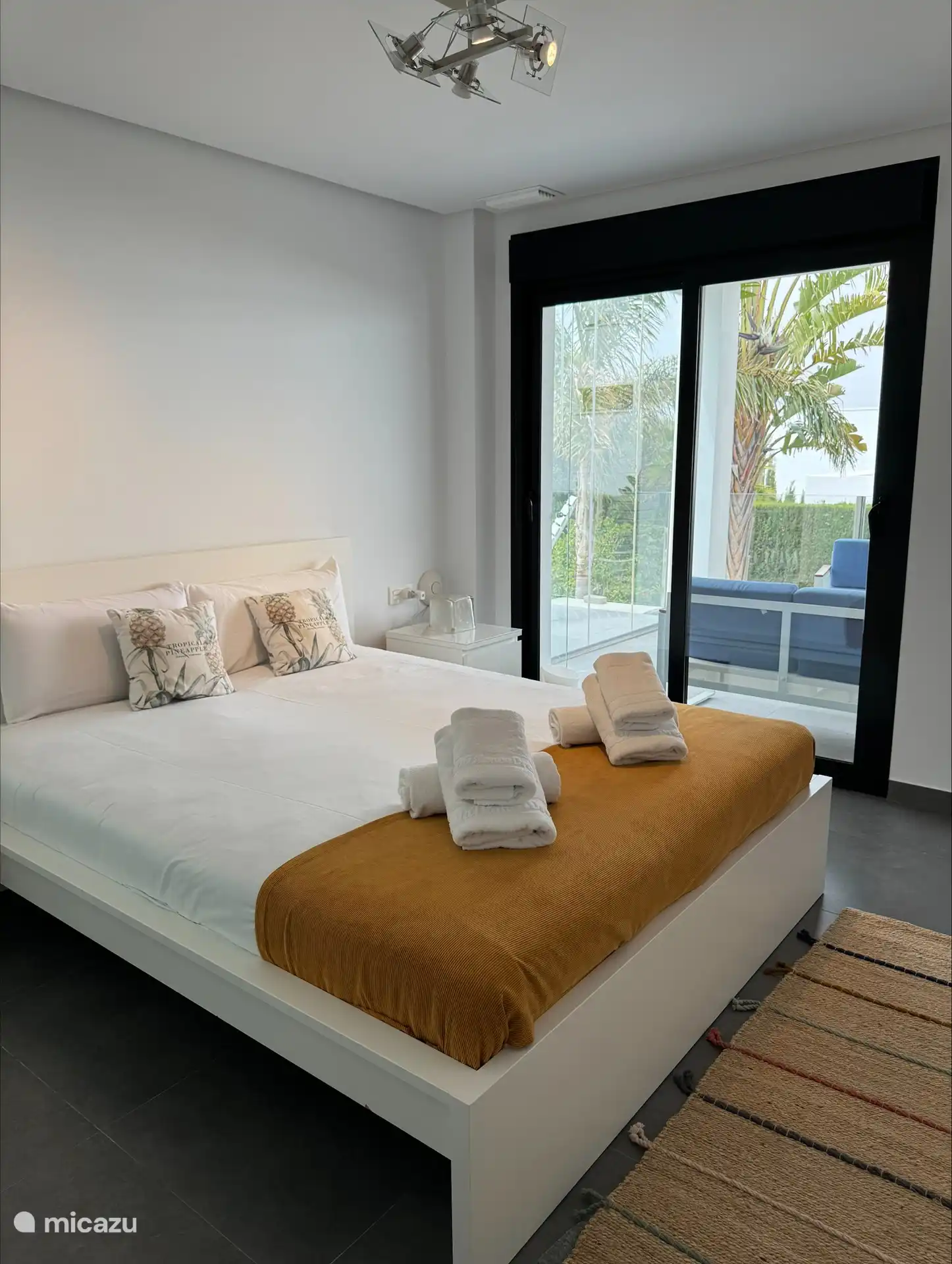 Chambre avec lit double au rez-de-chaussée. 