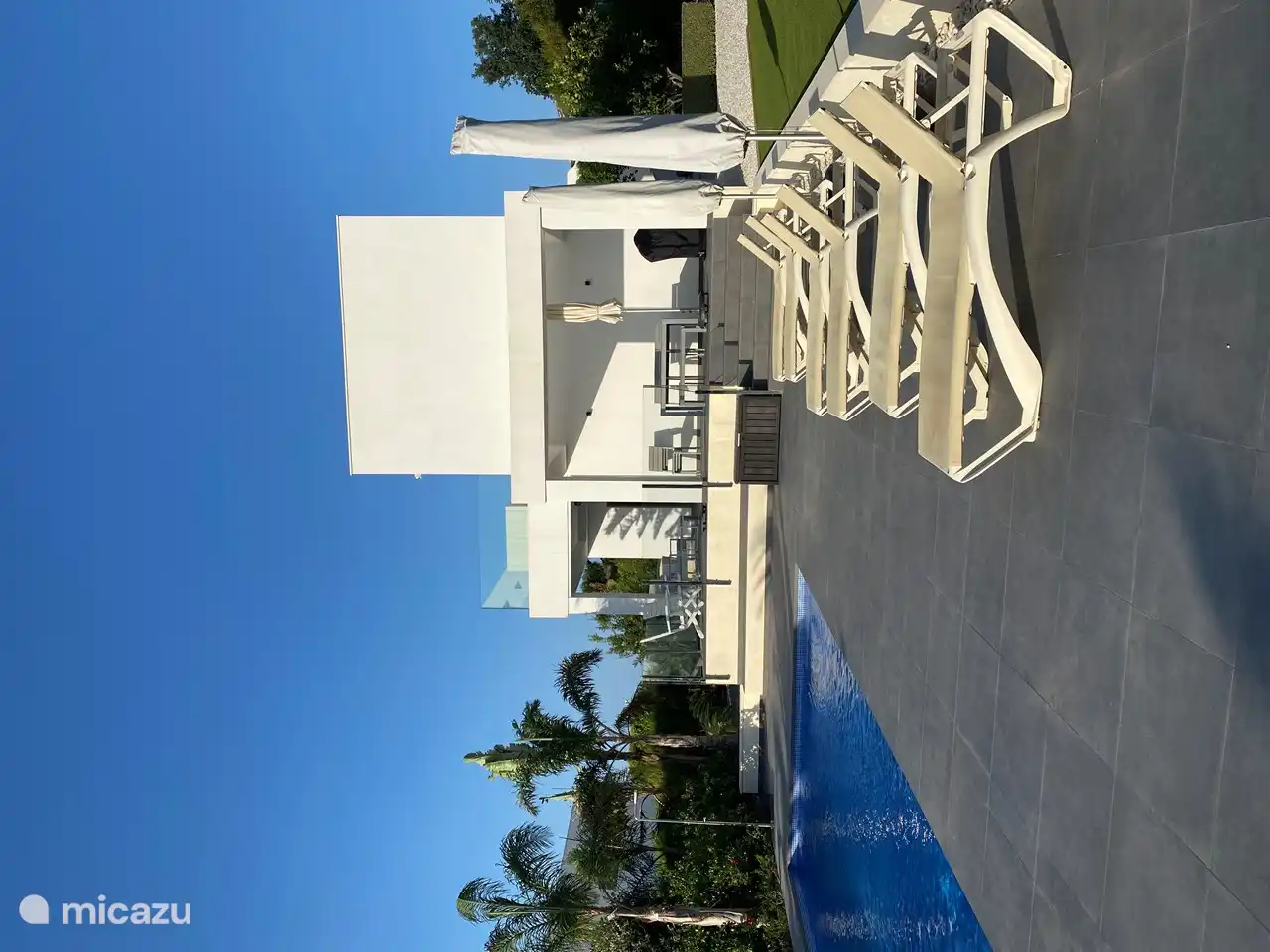 Derrière la maison.