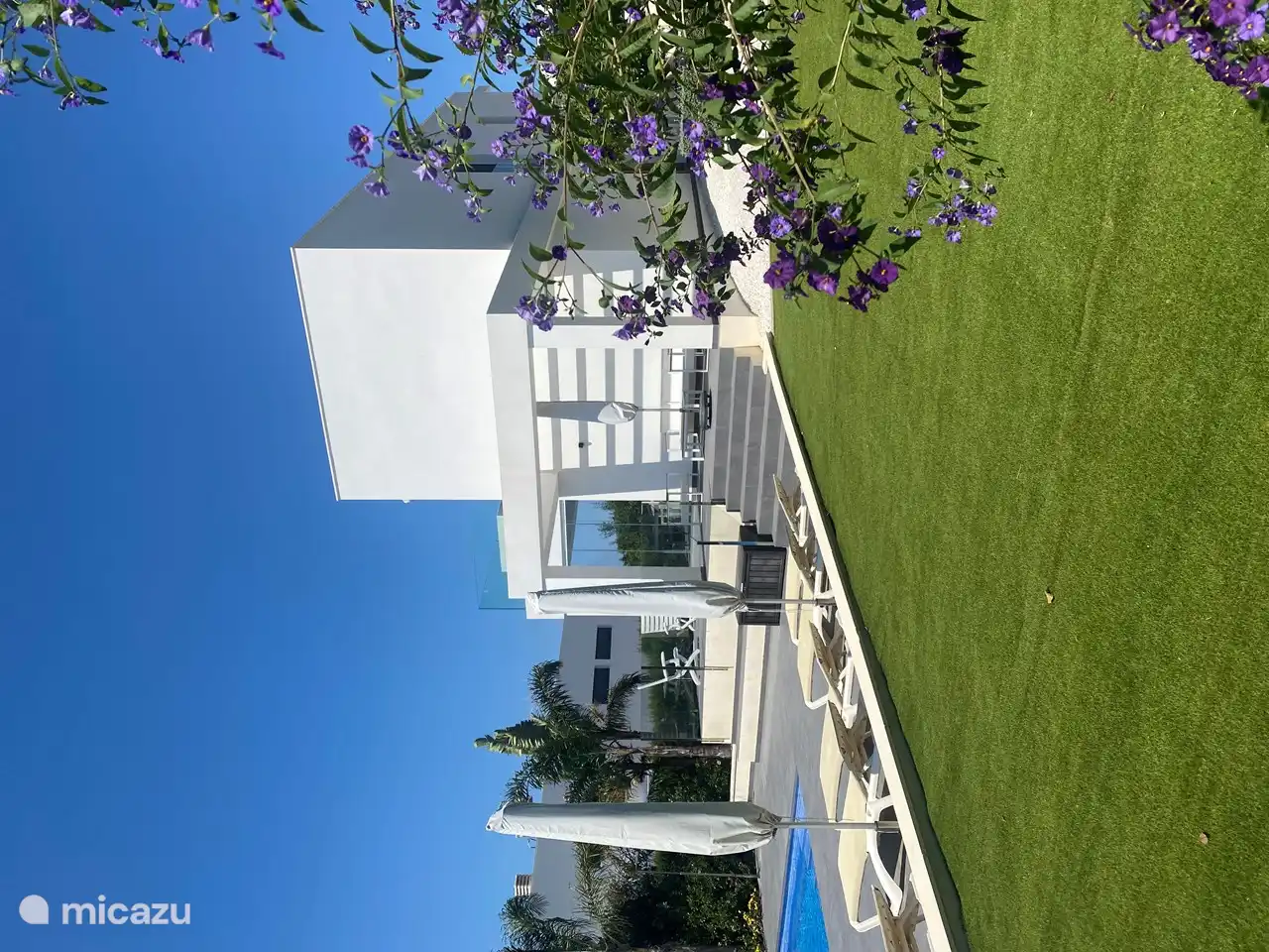 Terrain en gazon artificiel idéal pour jouer pour petits et grands.