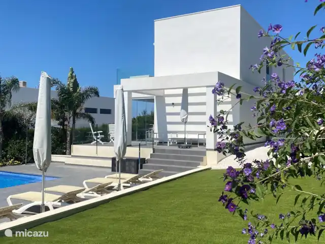 Location de Vacances Espagne, Costa Blanca, Jávea, villa - Villa Strelitzia Terrain en gazon artificiel idéal pour jouer pour petits et grands.