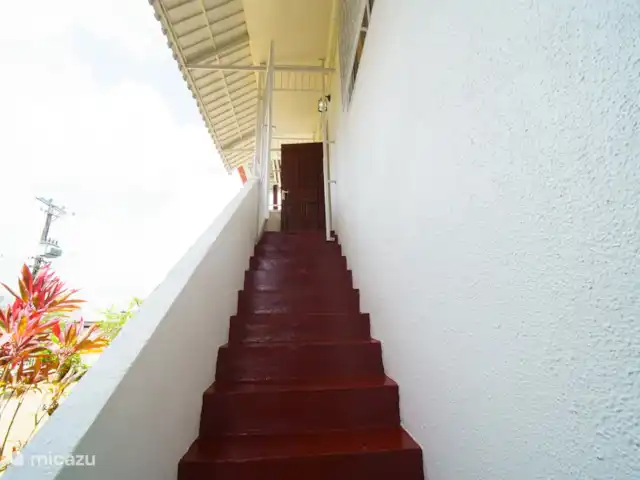appartement huren in Suriname, Paramaribo, Paramaribo – Mon Plaisir Appartementen Boven De trap naar het appartement
