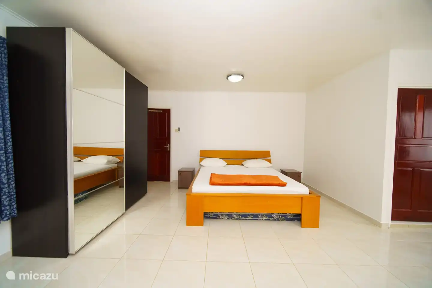 here you see 1 of the large bedroom