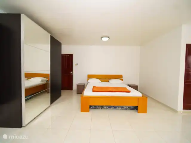 appartement huren in Suriname, Paramaribo, Paramaribo – Mon Plaisir Appartementen Boven hier ziet u 1 van de grote slaapkamer