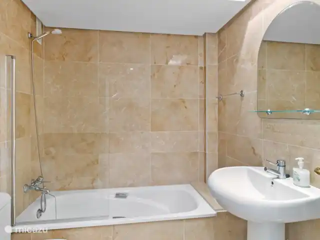 Experiencia de playa en la Costa del Sol en España, Costa del Sol, Manilva - apartamento baño perteneciente al dormitorio principal