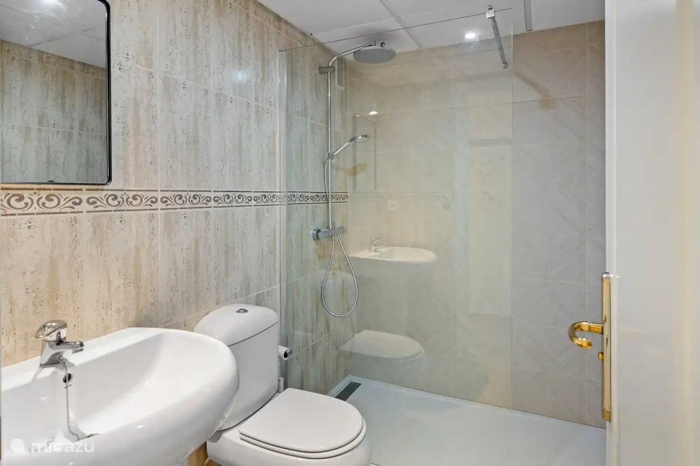 Badezimmer mit geräumiger ebenerdiger Dusche