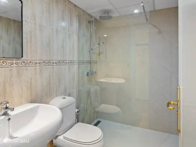 Experiencia de playa en la Costa del Sol en España, Costa del Sol, Manilva - apartamento cuarto de baño con amplia ducha a ras de suelo