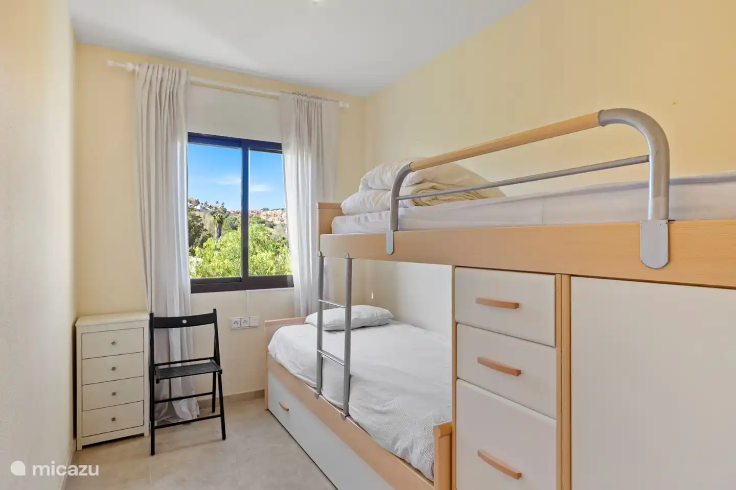 Kinderzimmer mit 3 Betten