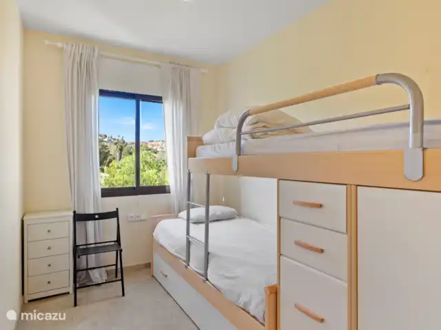Experiencia de playa en la Costa del Sol en España, Costa del Sol, Manilva - apartamento habitación infantil con 3 camas