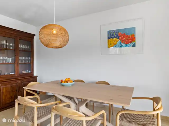 Experiencia de playa en la Costa del Sol en España, Costa del Sol, Manilva - apartamento mesa de comedor en la sala de estar