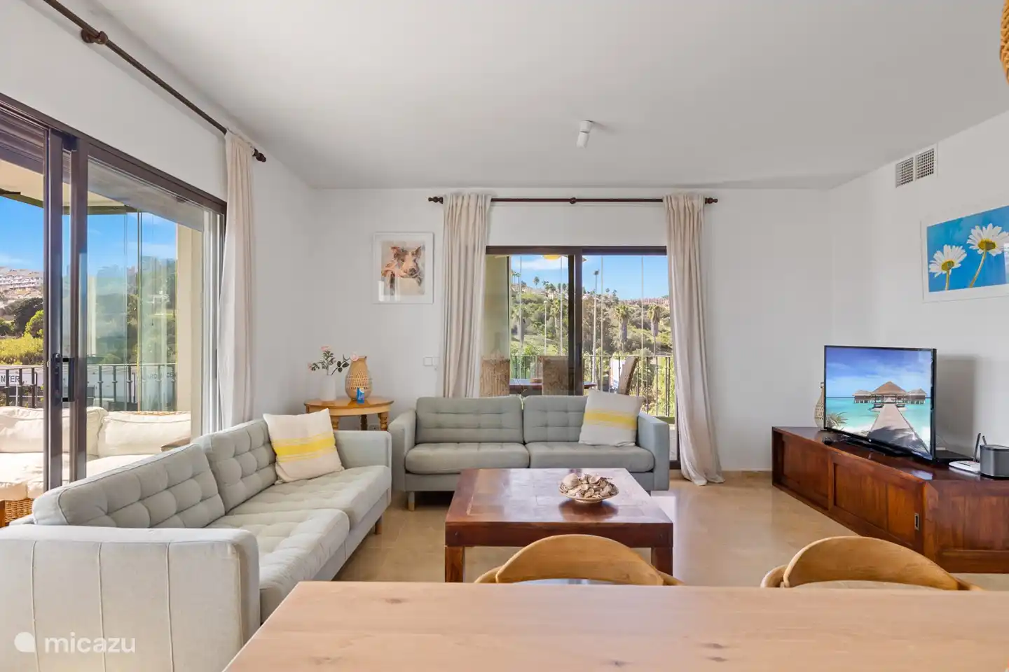 großer Fernseher im Wohnzimmer