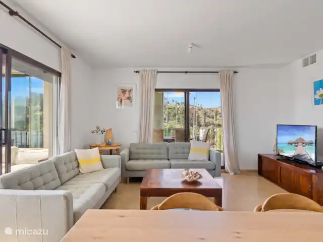 Experiencia de playa en la Costa del Sol en España, Costa del Sol, Manilva - apartamento TV grande en la sala de estar