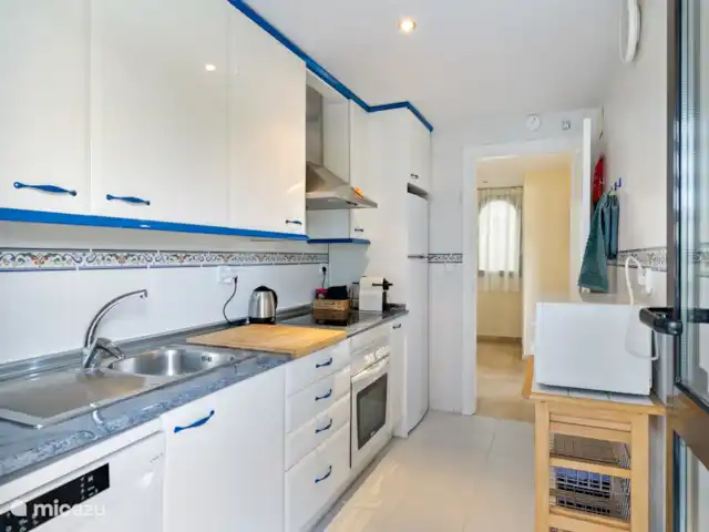 Experiencia de playa en la Costa del Sol en España, Costa del Sol, Manilva - apartamento cocina espaciosa
