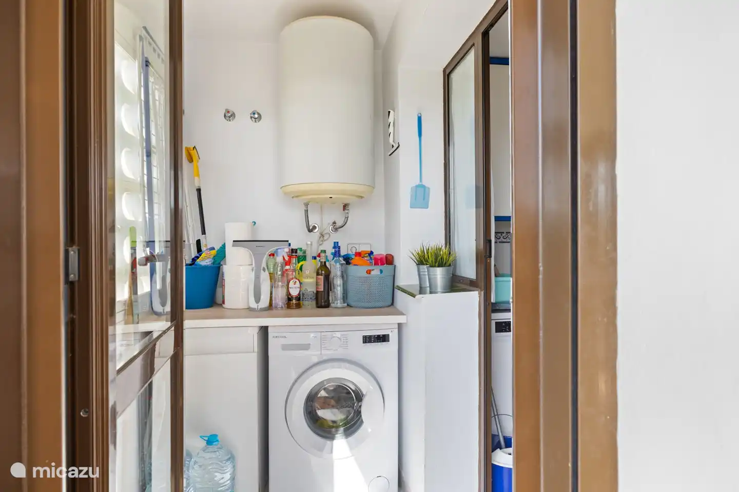 Hauswirtschaftsraum mit Waschmaschine