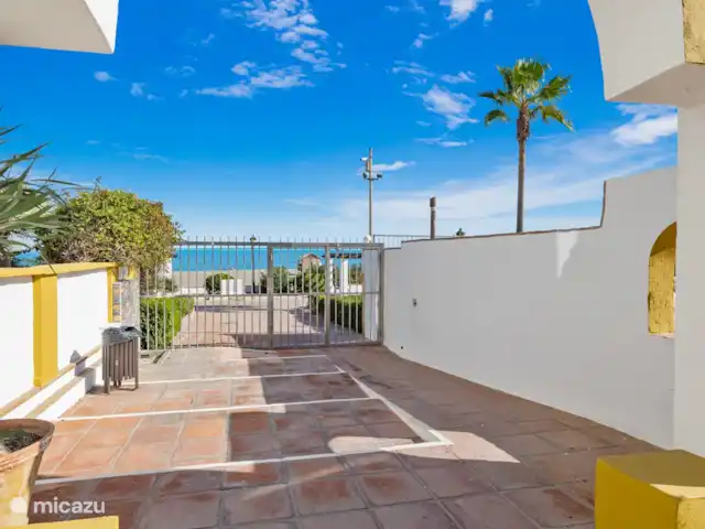 Experiencia de playa en la Costa del Sol en España, Costa del Sol, Manilva - apartamento puerta de entrada al paseo marítimo y la playa