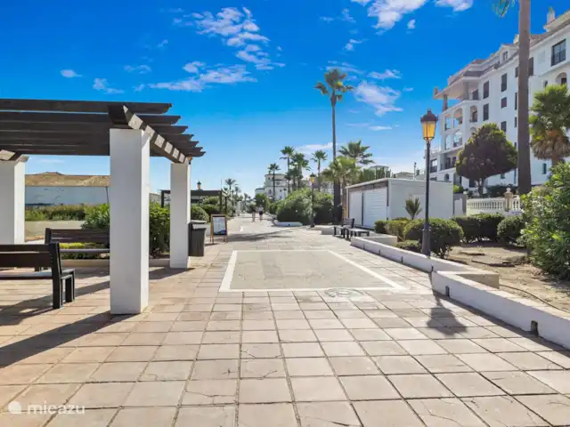 Experiencia de playa en la Costa del Sol en España, Costa del Sol, Manilva - apartamento paseo marítimo hacia el puerto y El Castillo