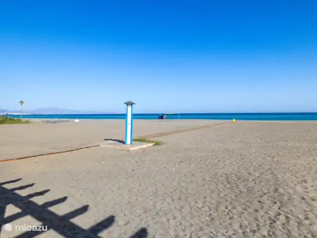 Experiencia de playa en la Costa del Sol en España, Costa del Sol, Manilva - apartamento ducha en la playa