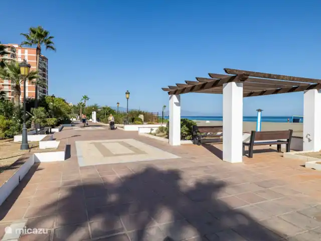 Experiencia de playa en la Costa del Sol en España, Costa del Sol, Manilva - apartamento paseo marítimo dirección Sabinillas y chiringuitos