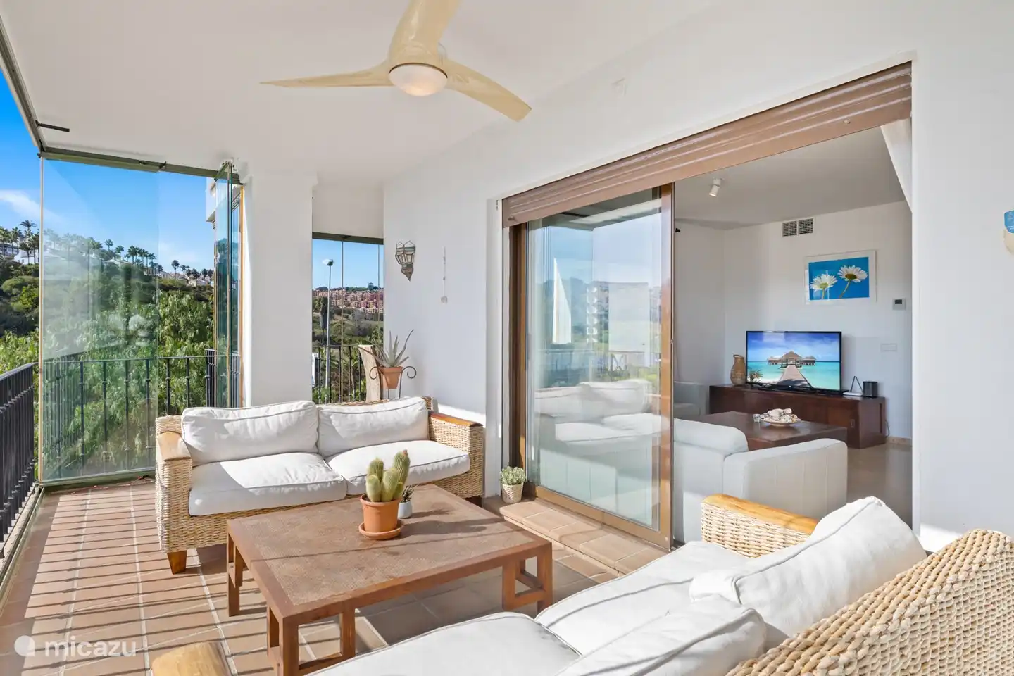 gemütlicher Blick über die Straße, den Hafen und das Meer