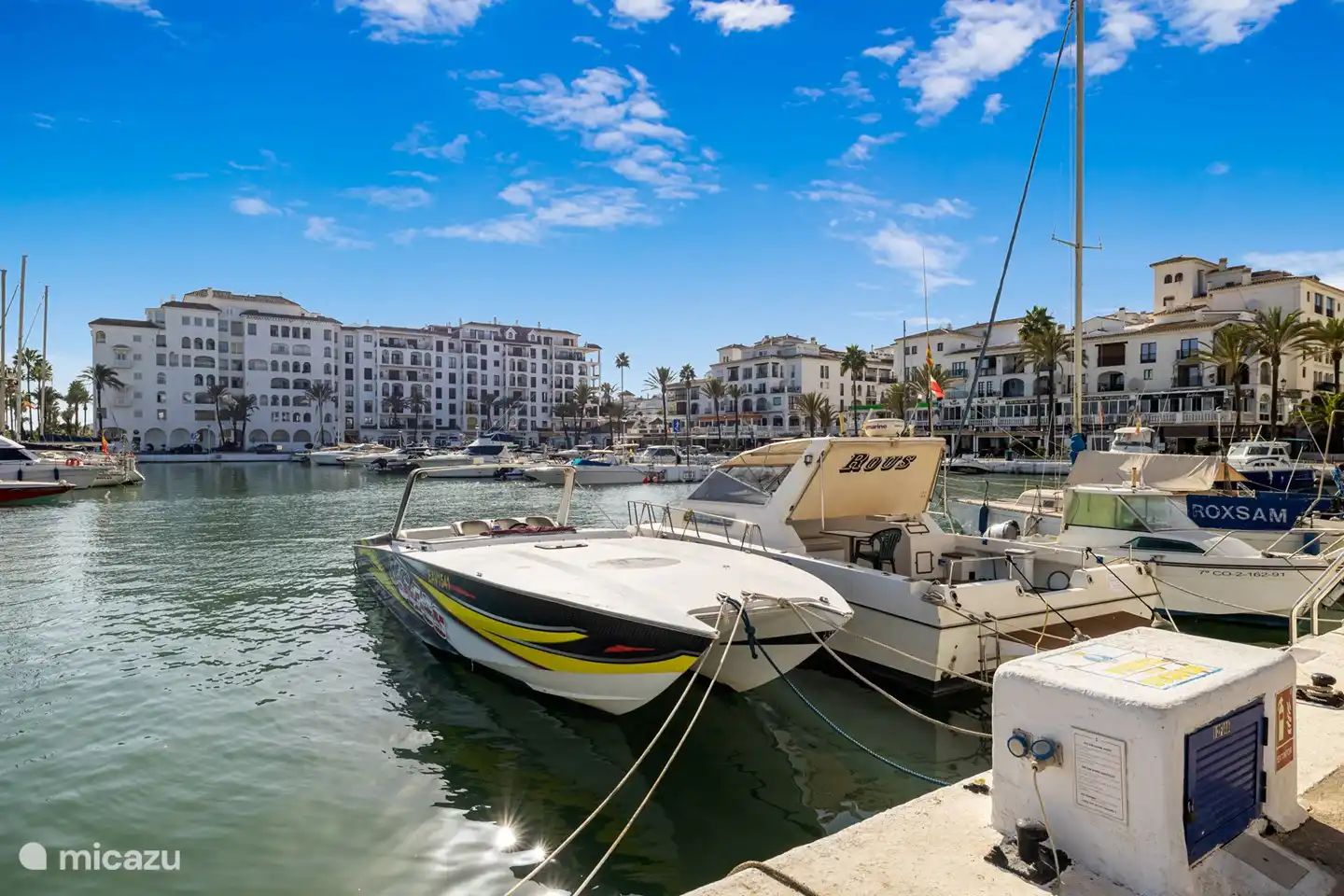 mit Blick auf den Hafen