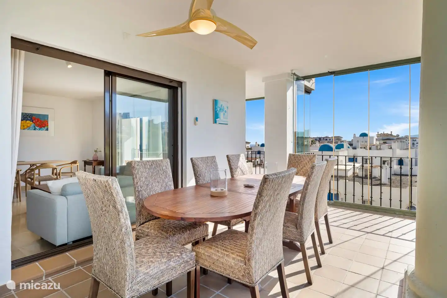 Westterrasse mit Esstisch für 8 Personen