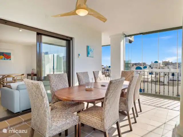 Experiencia de playa en la Costa del Sol en España, Costa del Sol, Manilva - apartamento terraza oeste con mesa de comedor para 8 personas
