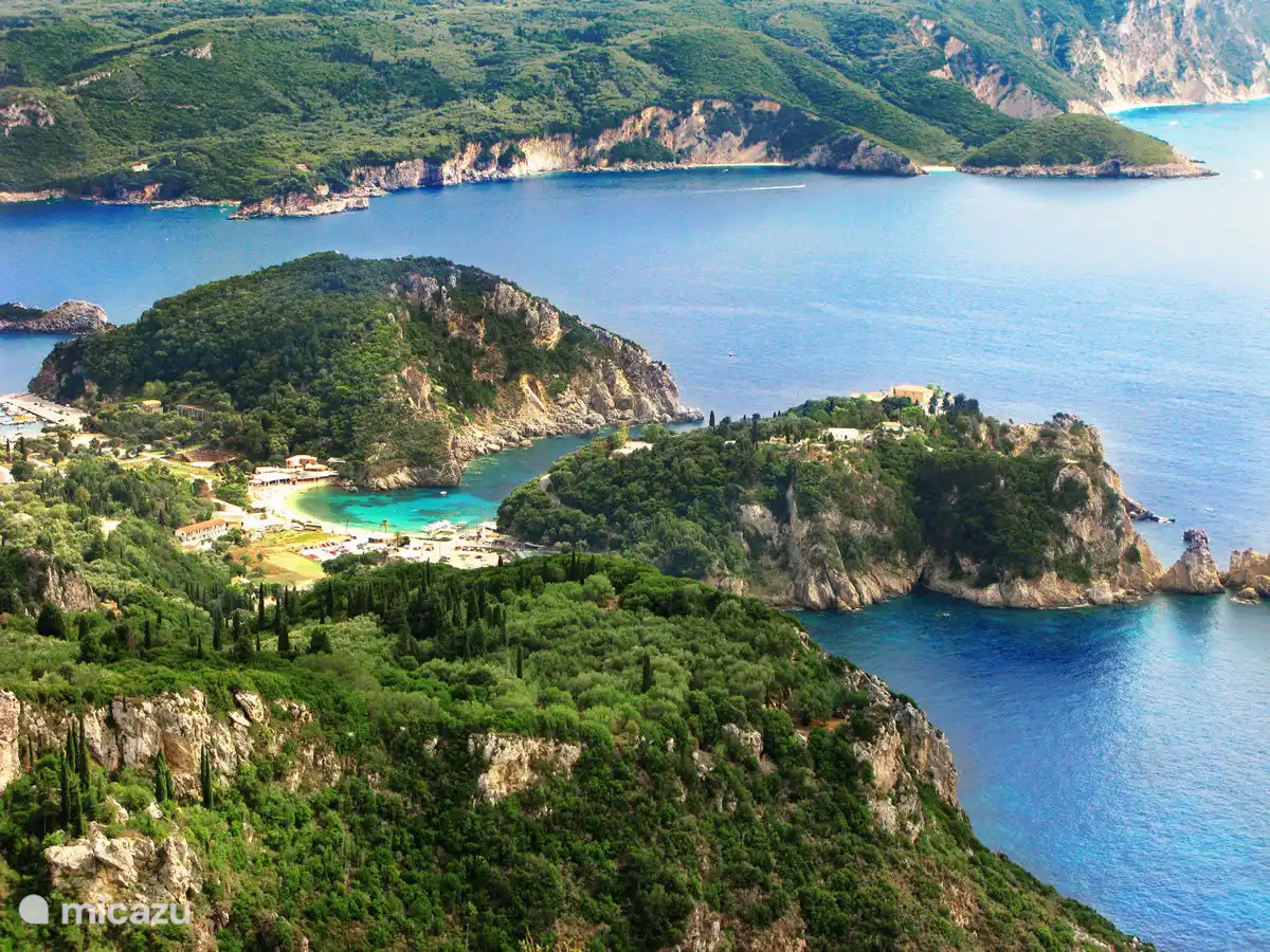 Blick auf den Strand von Paleokastritsa