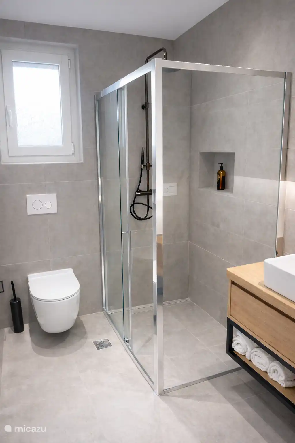 De villa beschikt over 2 nieuwe badkamers 