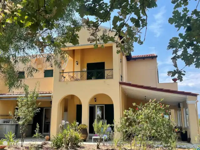 Villa Livada - Corfú  en Grecia, Corfú, Giannades - casa paredada Parte trasera de la casa