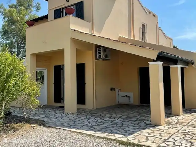Villa Livada - Corfú  en Grecia, Corfú, Giannades - casa paredada casa lateral