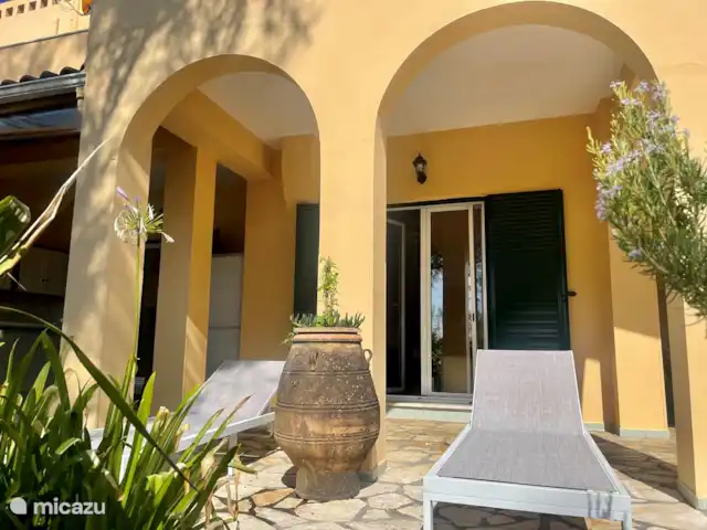Villa Livada - Corfú  en Grecia, Corfú, Giannades - casa paredada relajarse