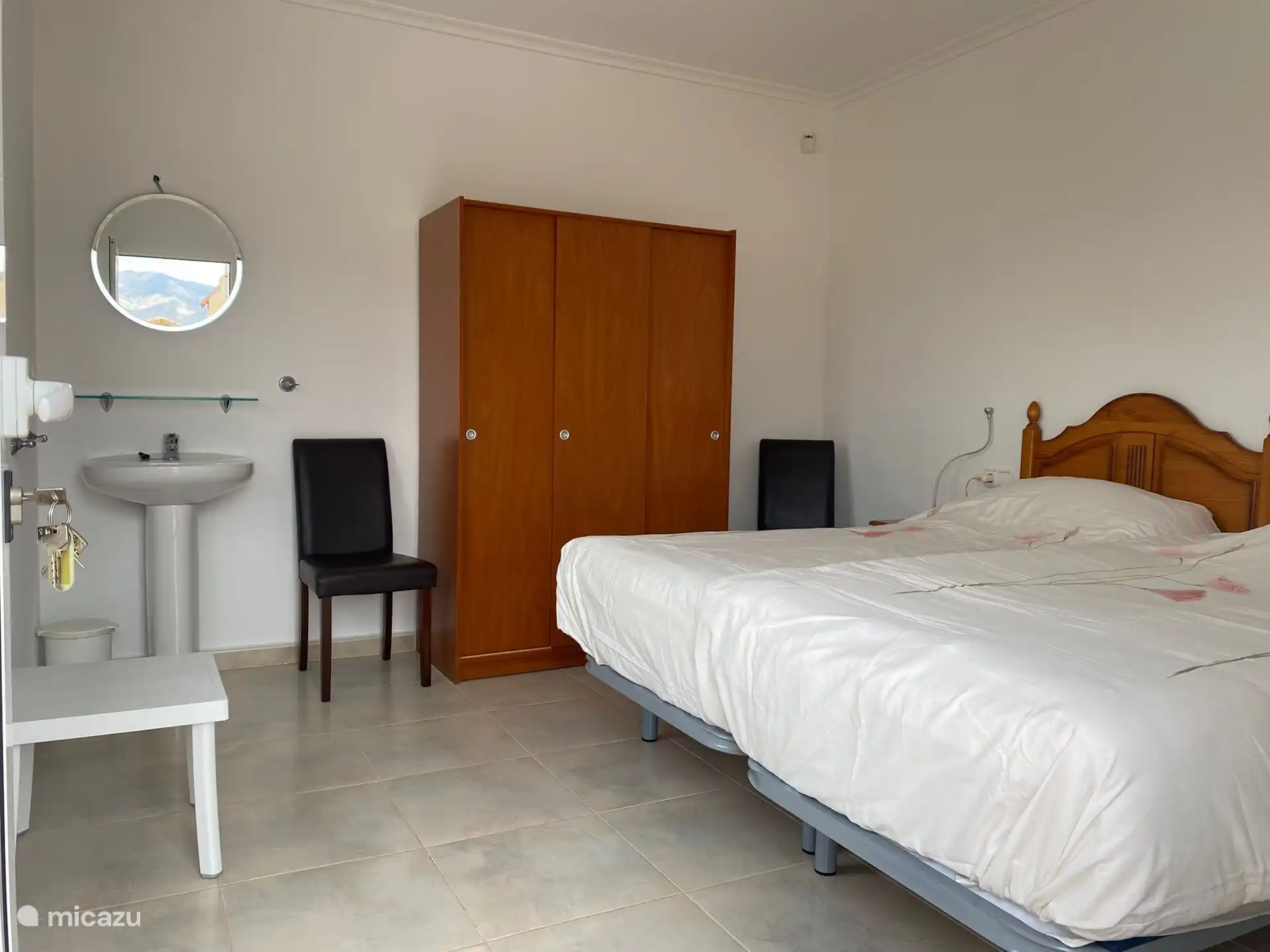 La chambre sur le toit-terrasse avec climatisation