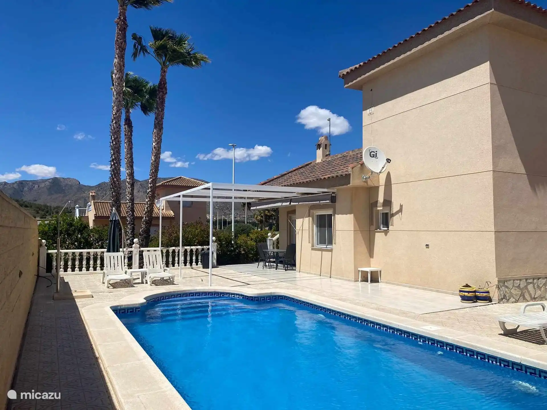 Vous avez un soleil radieux sur la piscine toute la journée.