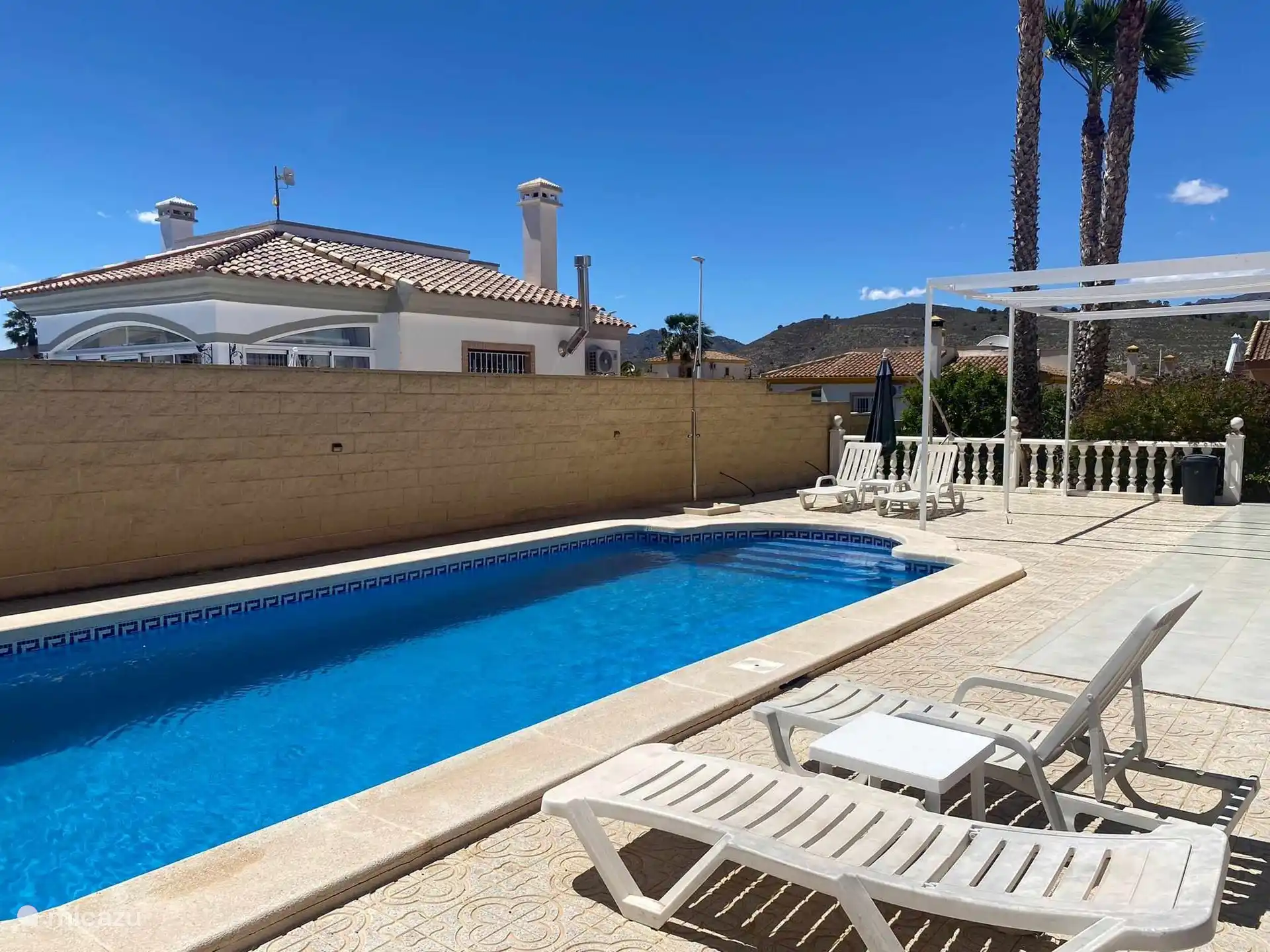 Vous pourrez bronzer au bord de la piscine.