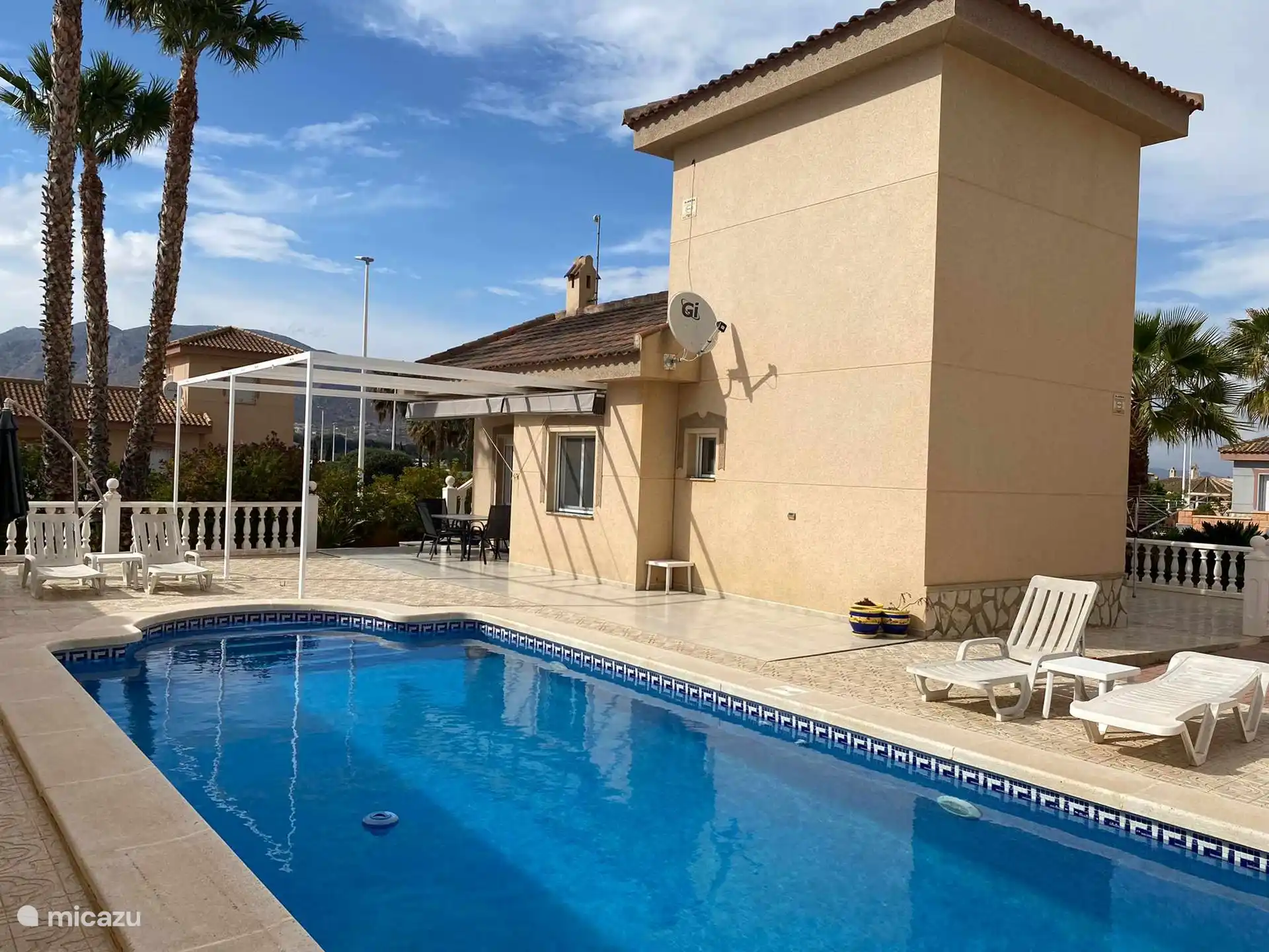 Piscine de 8m par 4m.