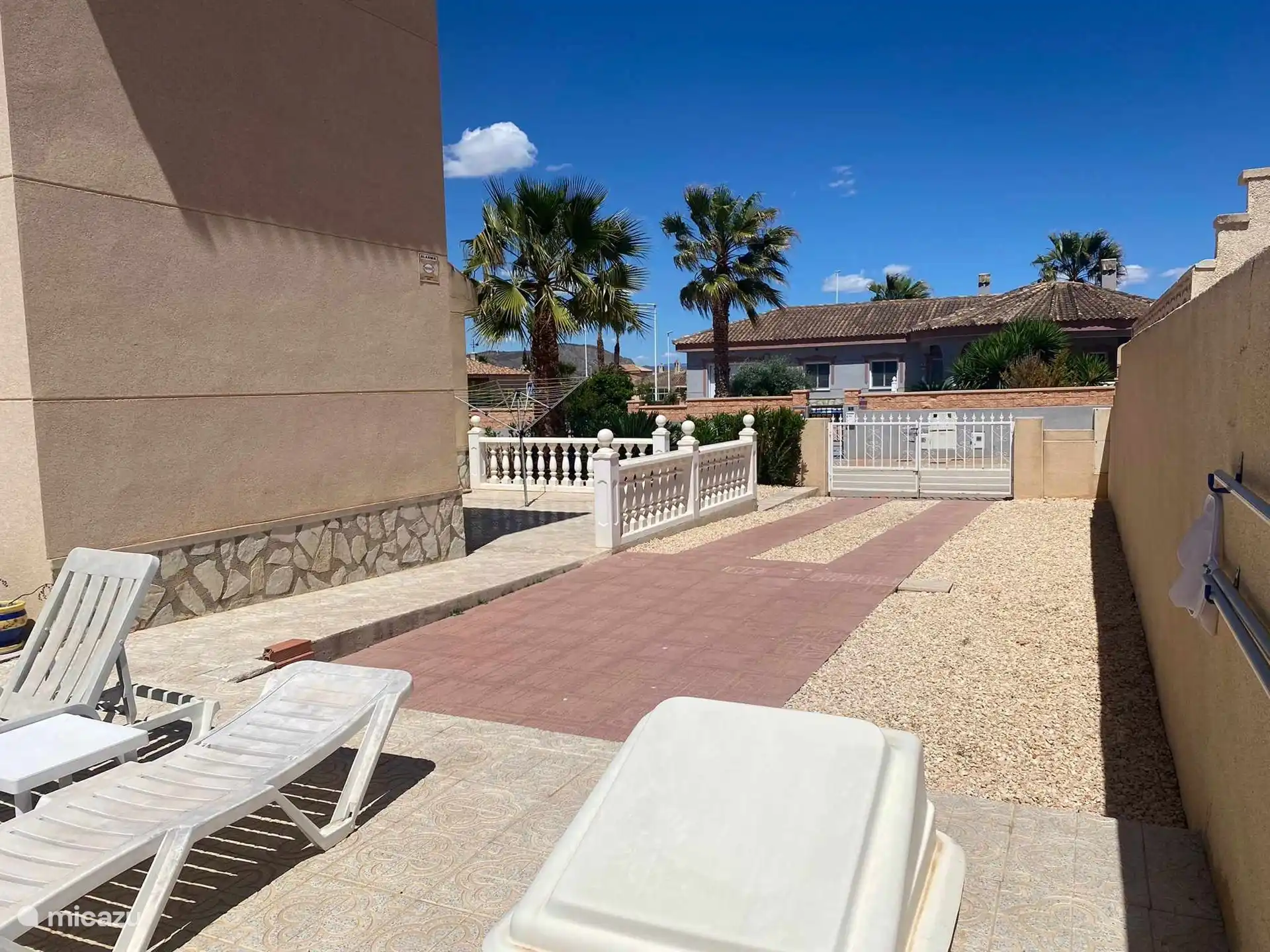 Vous pouvez garer votre voiture sur place.