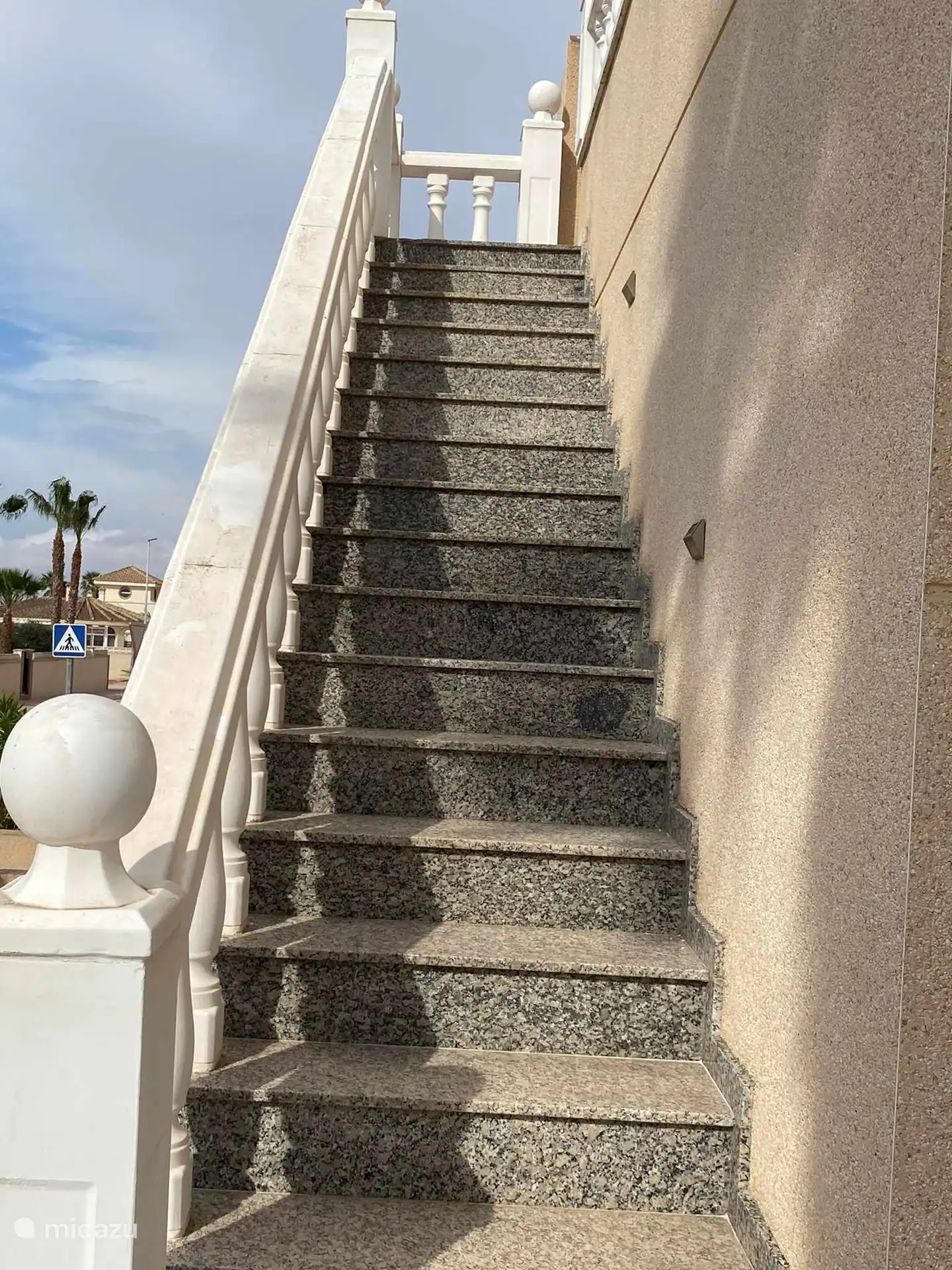 L'escalier qui mène à la terrasse sur le toit et à la 3ème chambre avec lavabo.