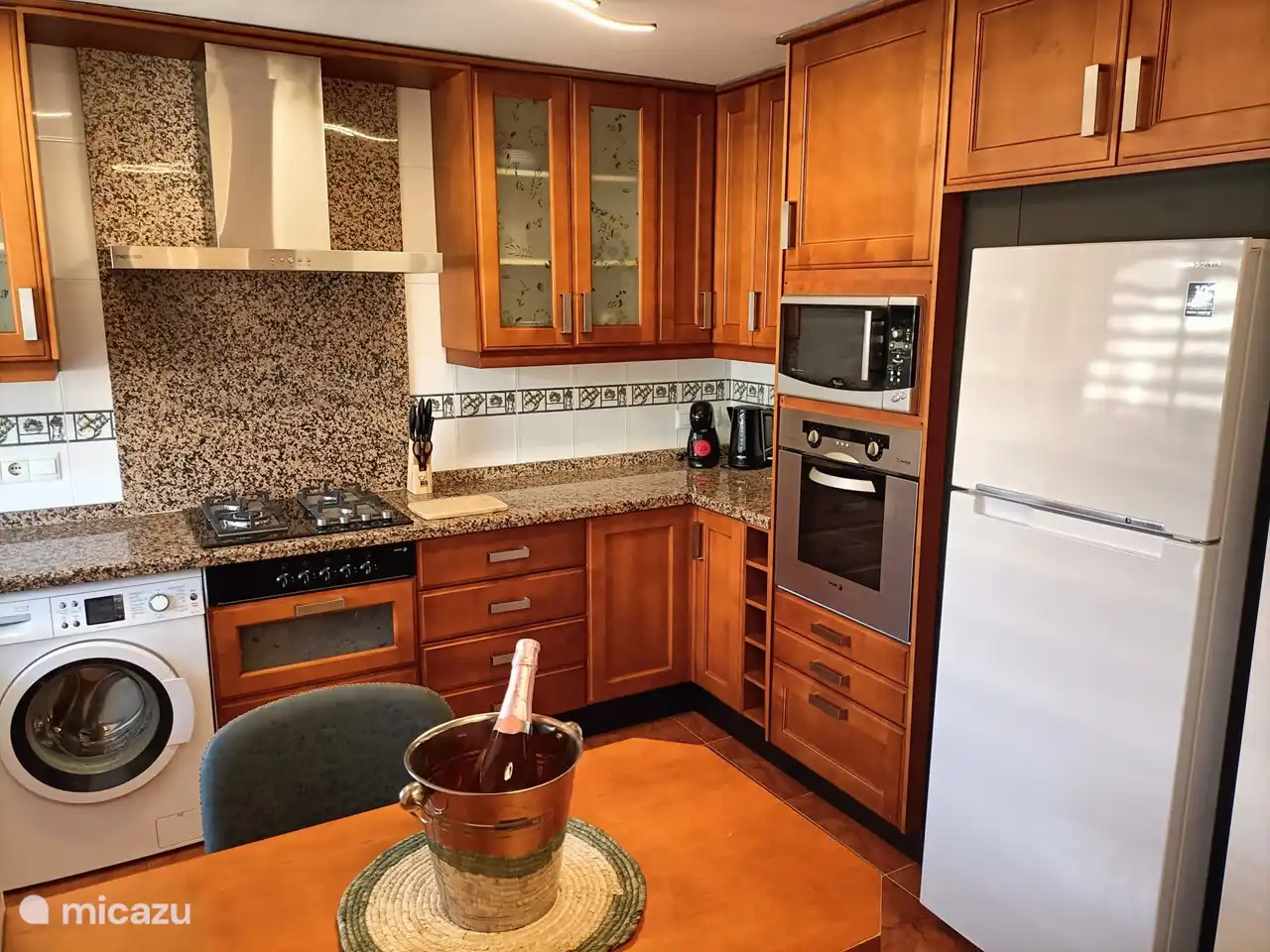 Küche Casa Jayna, inklusive Geschirrspüler und Waschmaschine.