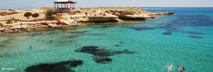 Schnorchelstrand, wenn Sie vom Apartment Casa Jayna geradeaus gehen.