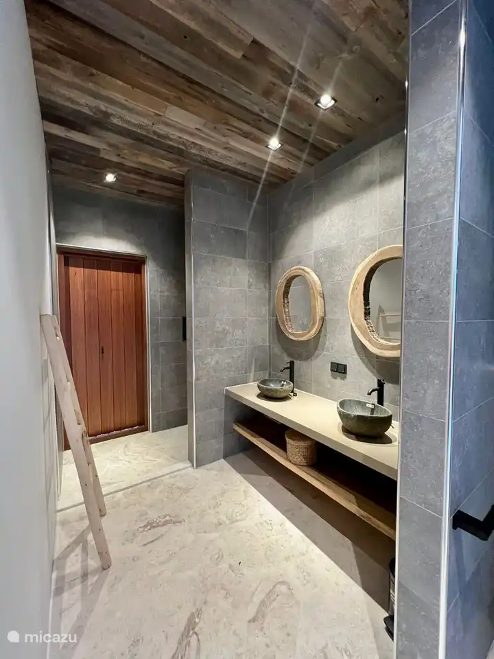 Hauptschlafzimmer mit eigenem Bad mit Dusche, WC, Doppelwaschbecken